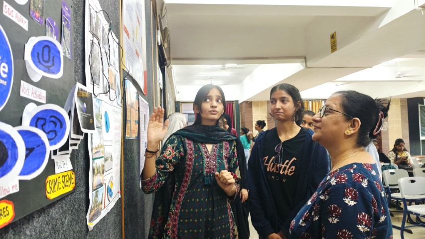 Ms. Khushi Purohit of SYBMS presenting her poster on Innovation